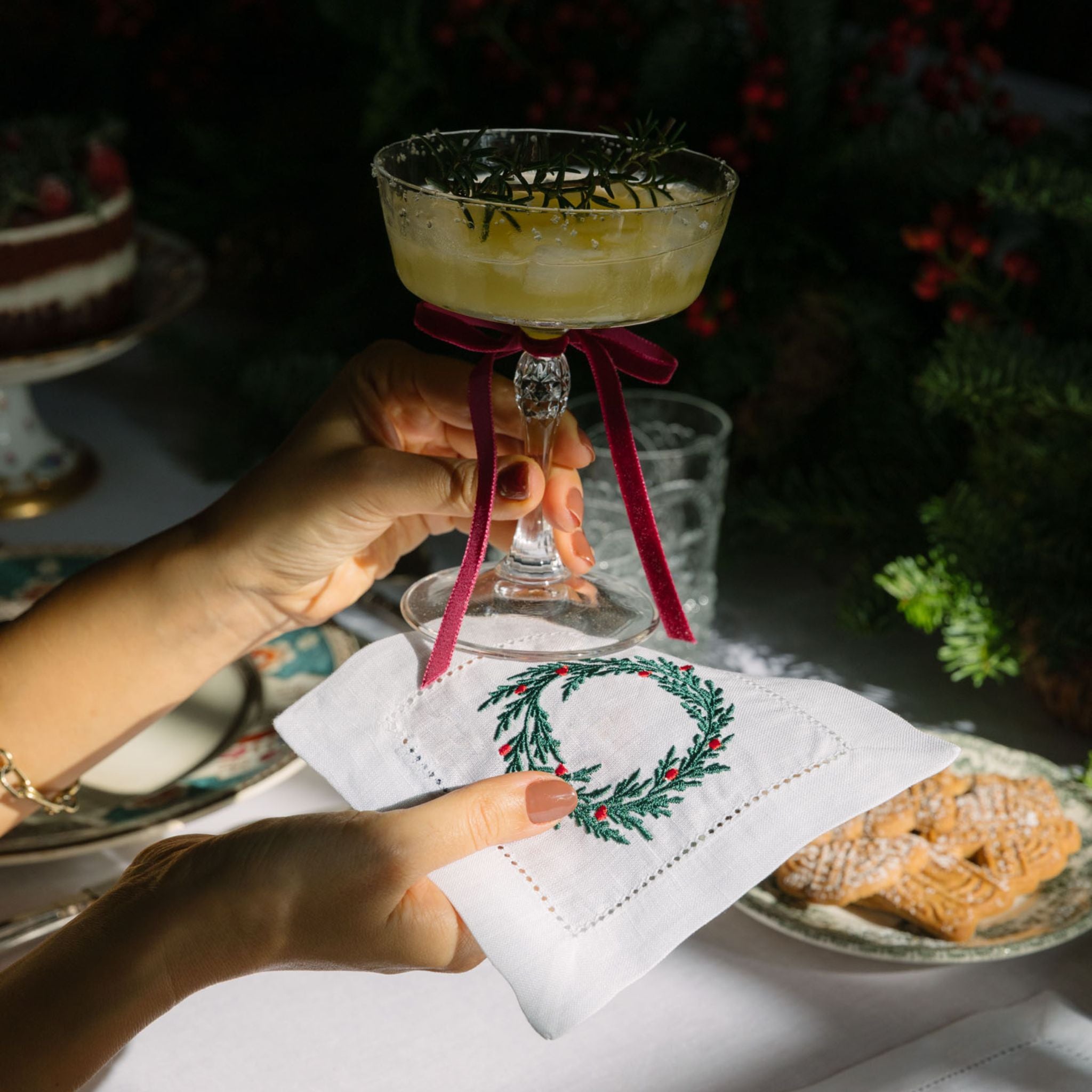 torres-novas-table-mafra-embroidery-xmas-cocktail-napkin-wreath-lifestyle-6_2f719c07-3794-41b3-b723-dca475766327.jpg