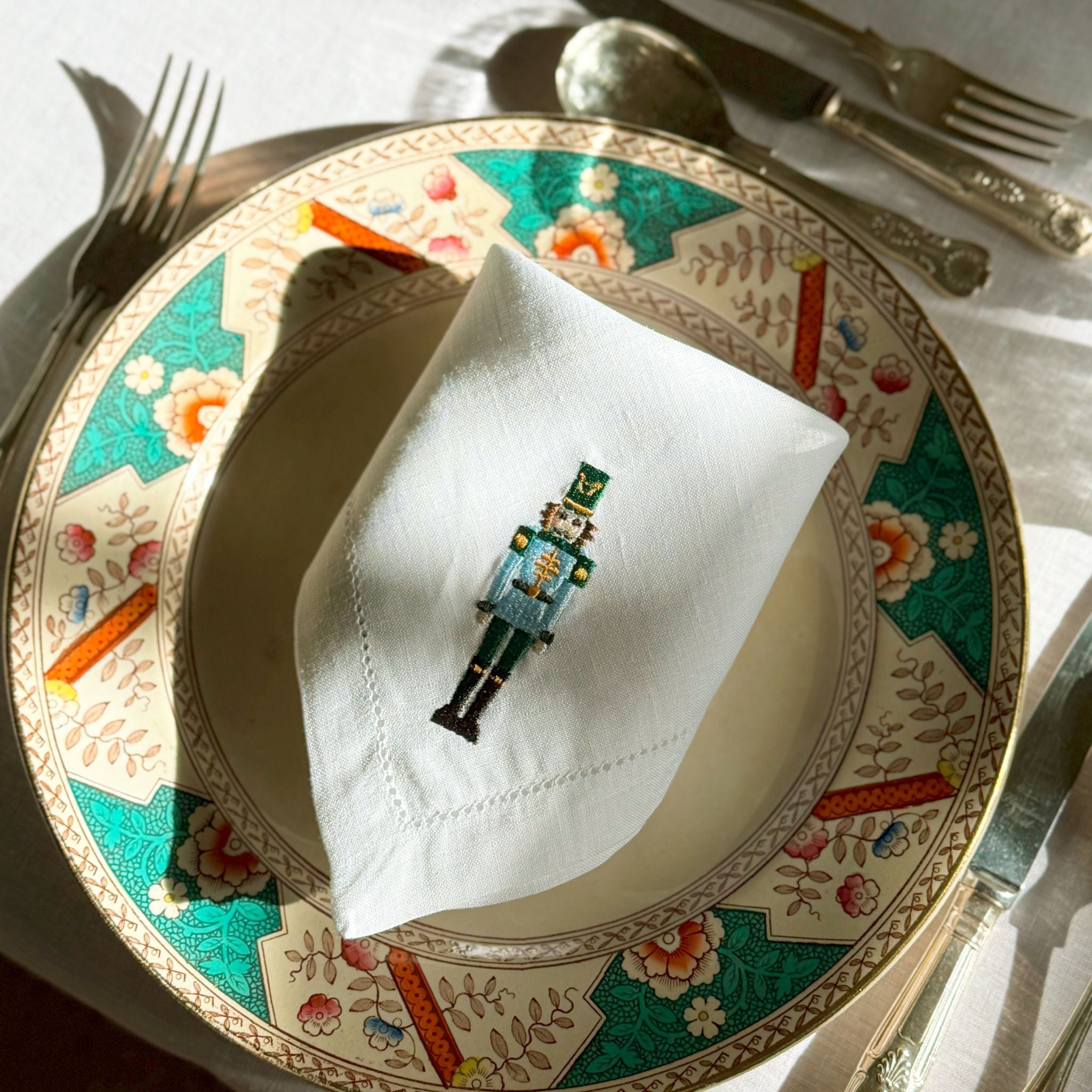 Ropa de mesa Mafra con bordado navideño