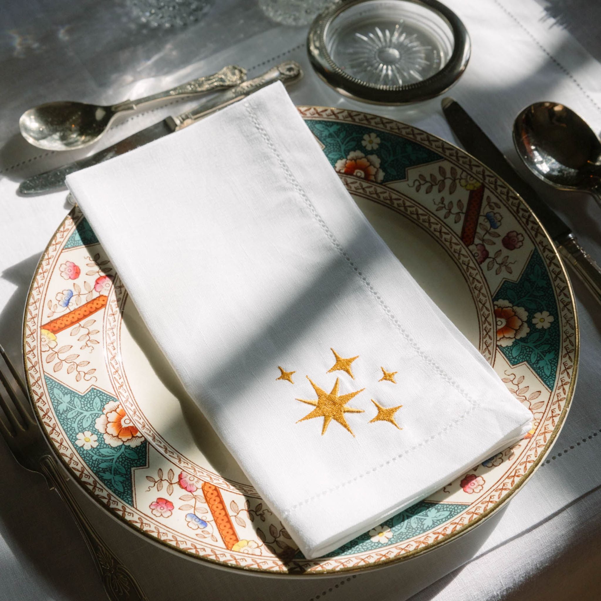 torres-novas-table-mafra-embroidery-xmas-napkin-gold-star-lifestyle-8_922c4f52-7b7c-417b-9f3f-5fdd72526e11.jpg