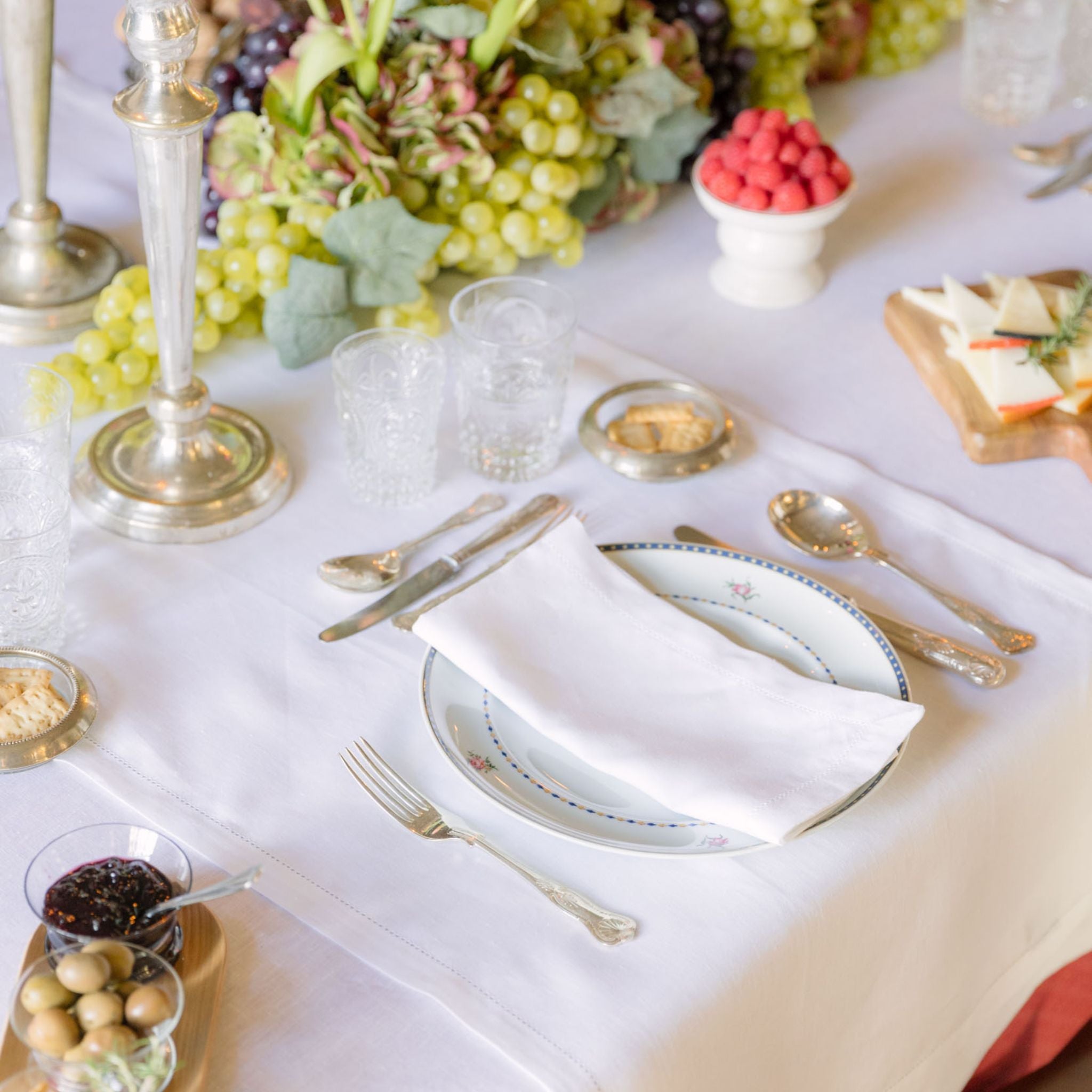 torres-novas-table-mafra-linen-table-runner-white-lifestyle-7_b5c9c78c-f891-4c3c-a881-846525286240.jpg