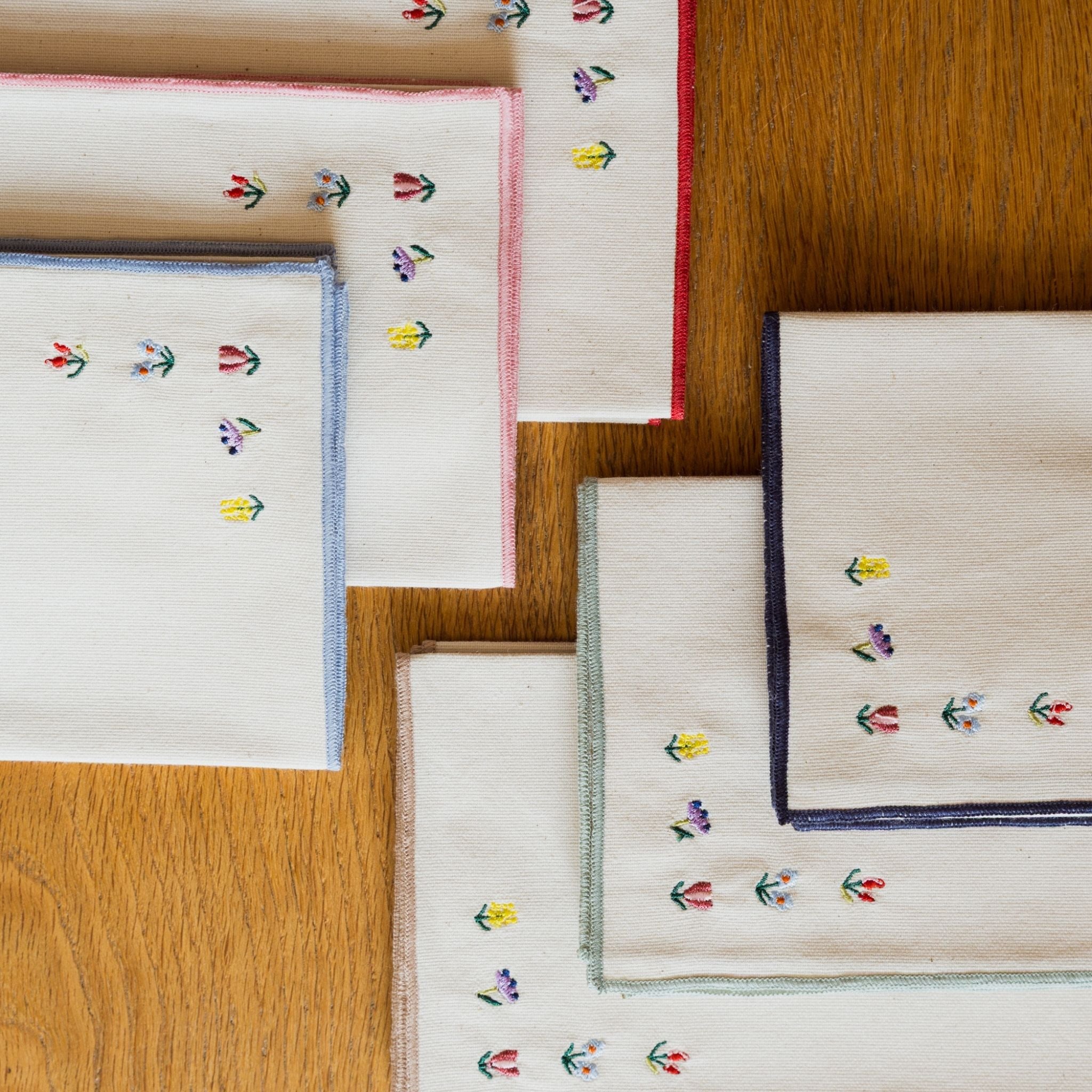 Nazaré ecru cotton table linen with embroidered flowers