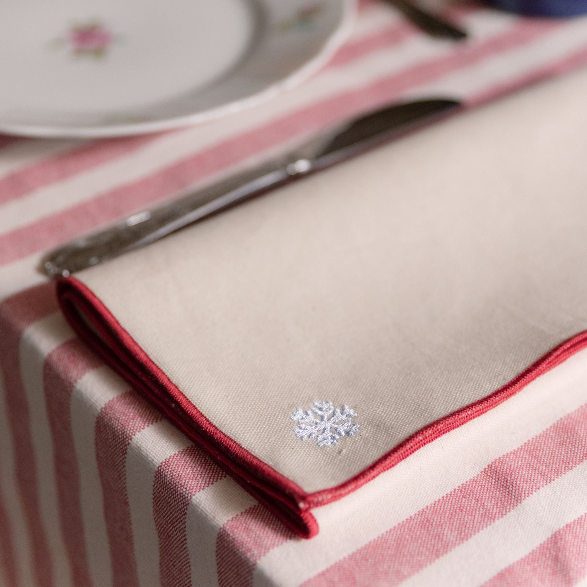 torres-novas-table-nazare-embroidery-christmas-napkin-red-lifestyle-15.jpg