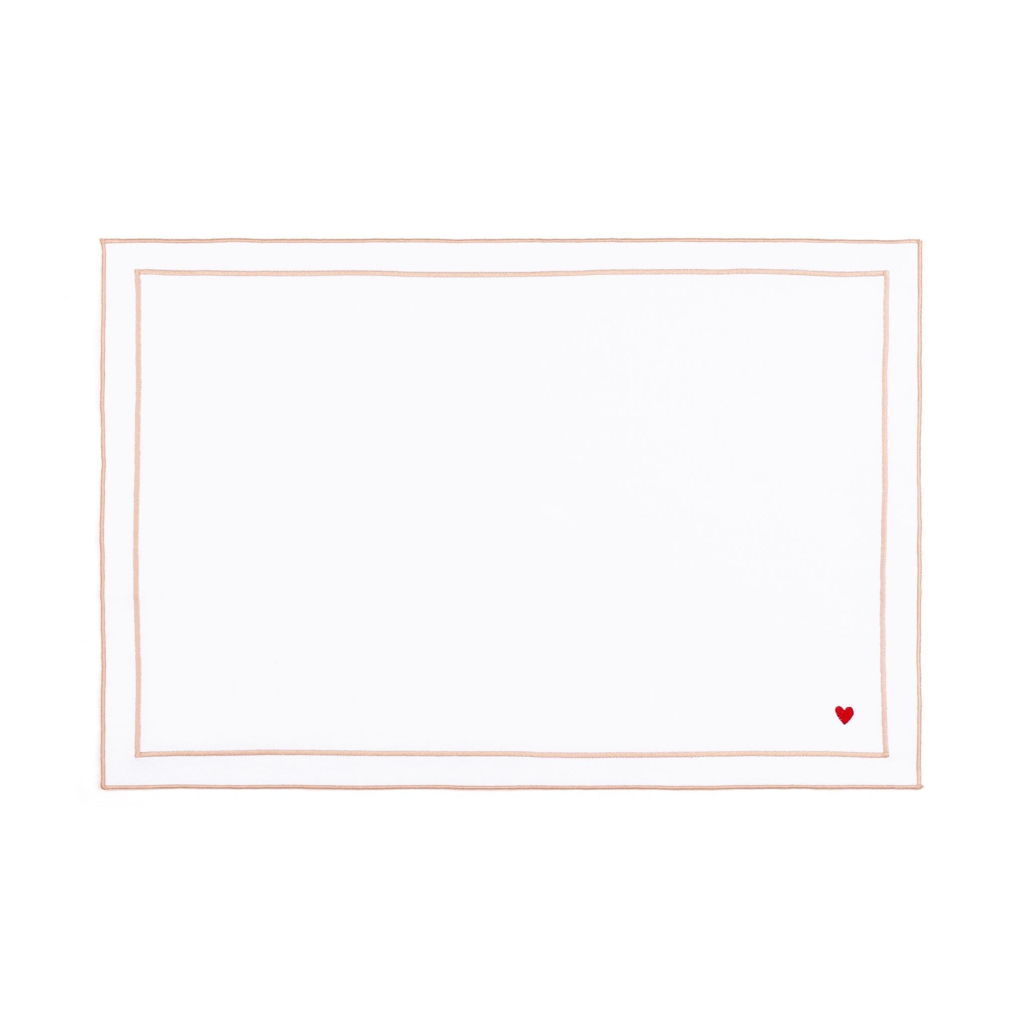 Roupa de mesa Nazaré branca, em algodão, com corações bordados