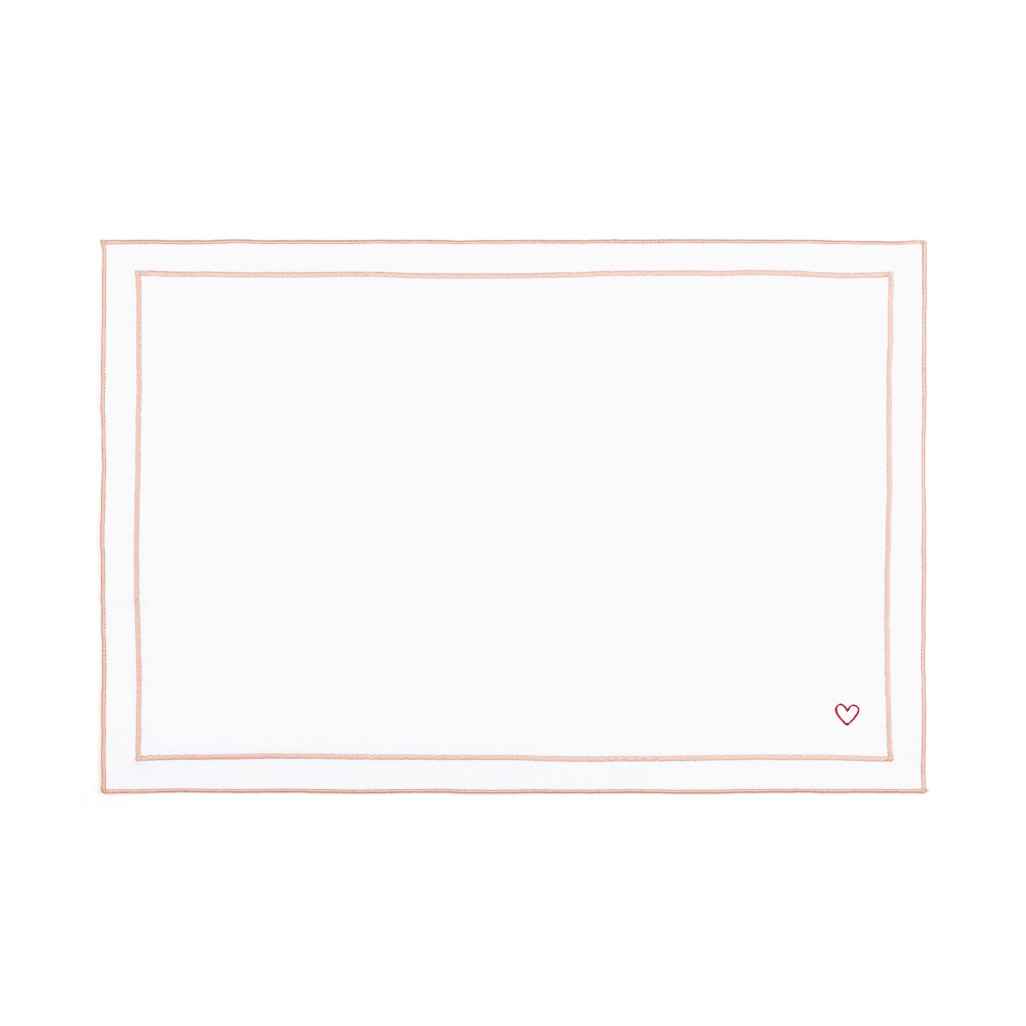 Roupa de mesa Nazaré branca, em algodão, com corações bordados