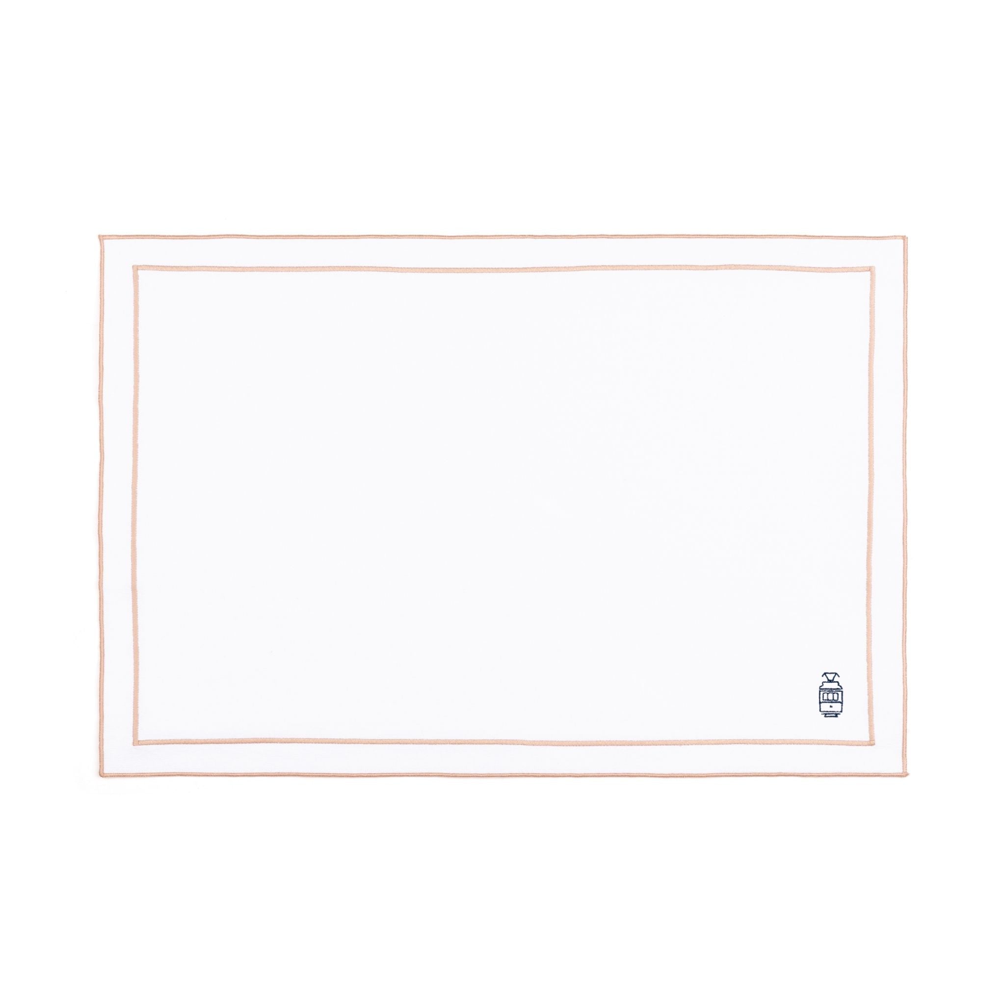 Roupa de mesa Nazaré branca, em algodão, com motivos inspirados em Portugal bordados