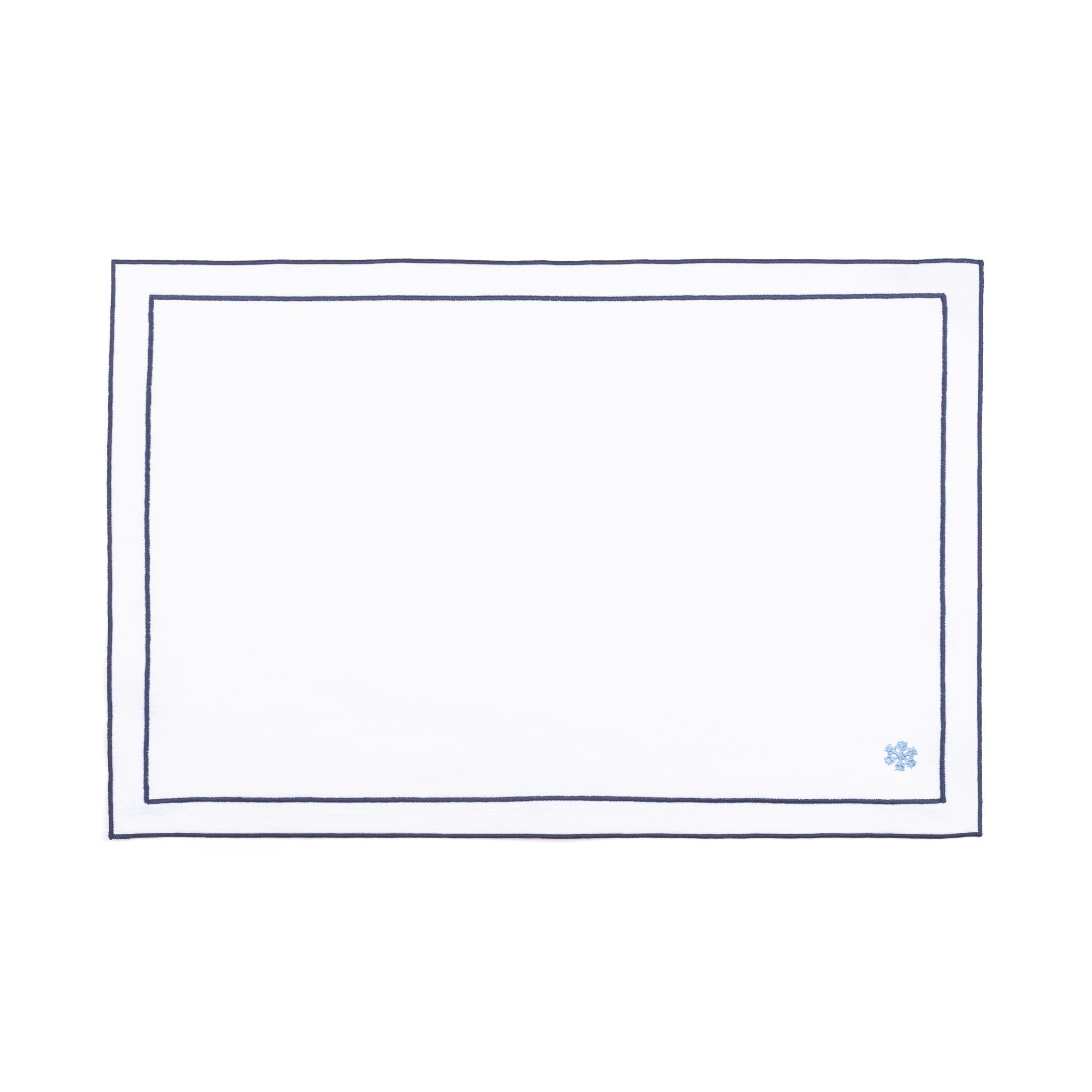 Mantelería Nazaré blanca, en algodón, con pequeños motivos de Navidad bordados.