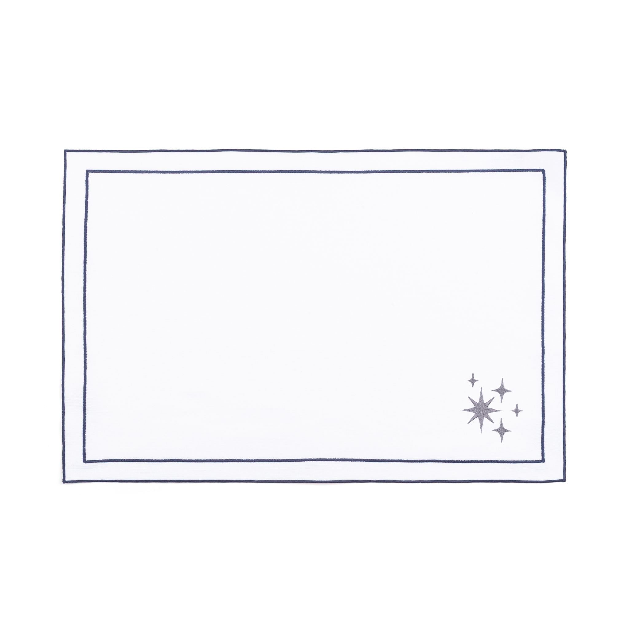 Mantelería Nazaré blanca, en algodón, con pequeños motivos de Navidad bordados.