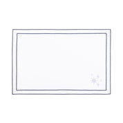 Mantelería Nazaré blanca, en algodón, con pequeños motivos de Navidad bordados.