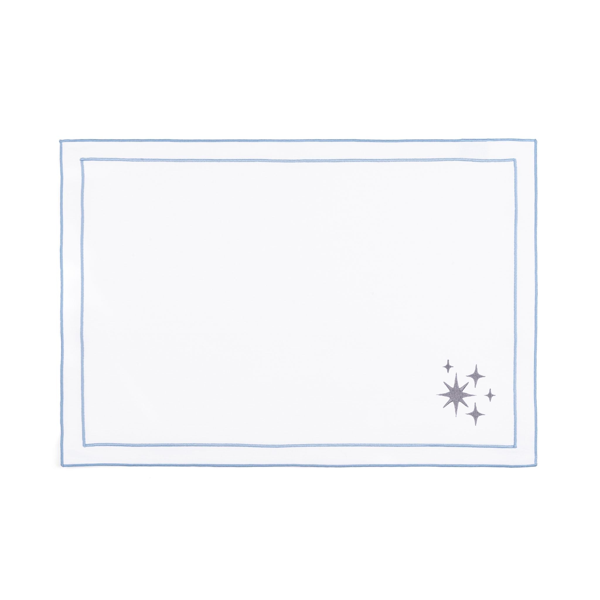 Mantelería Nazaré blanca, en algodón, con pequeños motivos de Navidad bordados.