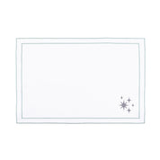 Mantelería Nazaré blanca, en algodón, con pequeños motivos de Navidad bordados.