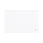 Mantelería Nazaré blanca, en algodón, con pequeños motivos de Navidad bordados.