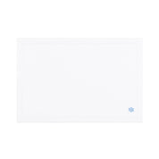 Mantelería Nazaré blanca, en algodón, con pequeños motivos de Navidad bordados.