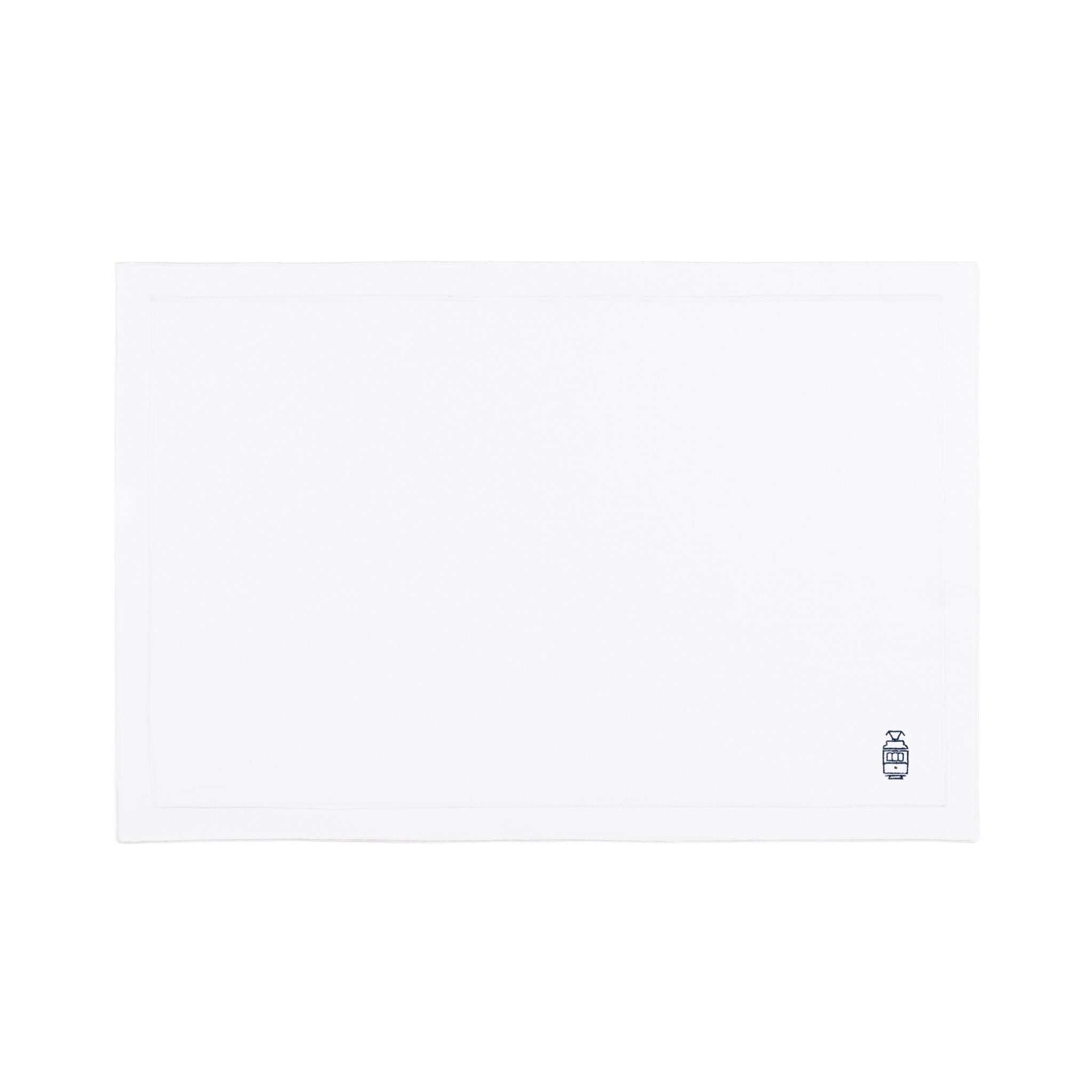 Roupa de mesa Nazaré branca, em algodão, com motivos inspirados em Portugal bordados