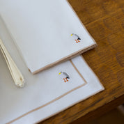 Mantelería Nazaré blanca, en algodón, con motivos de verano bordados