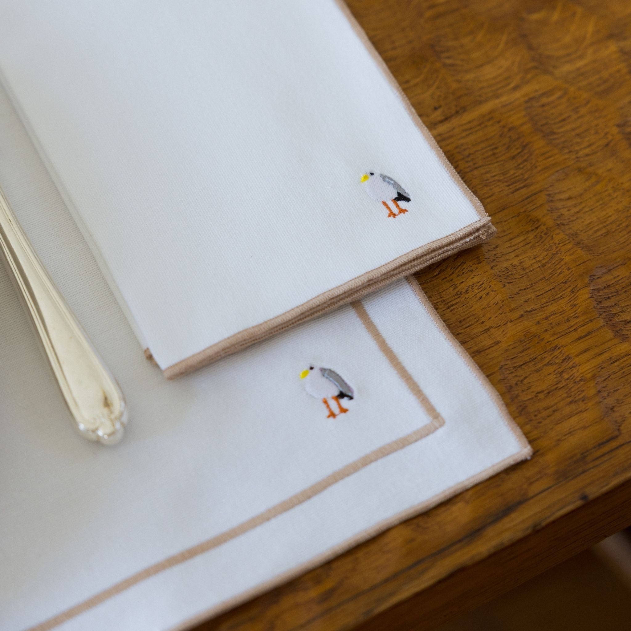 Mantelería Nazaré blanca, en algodón, con motivos de verano bordados