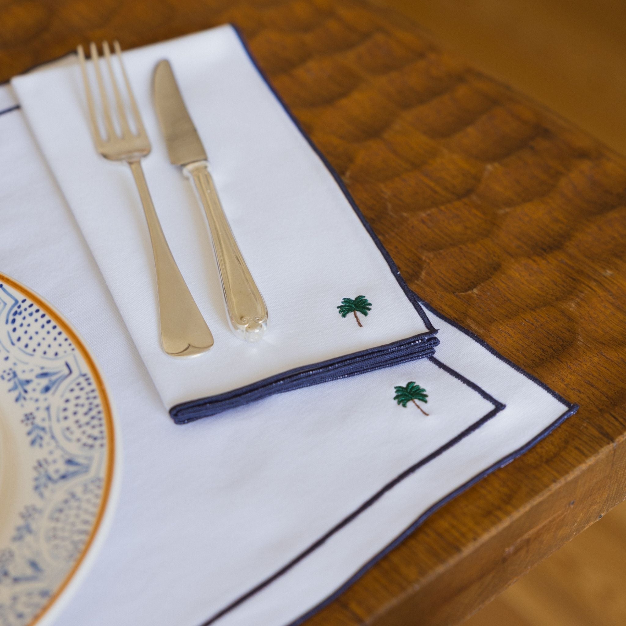 torres-novas-table-nazare-white-blue-navy-placemat-embroidery-summer-palm-tree-lifestyle-4.jpg