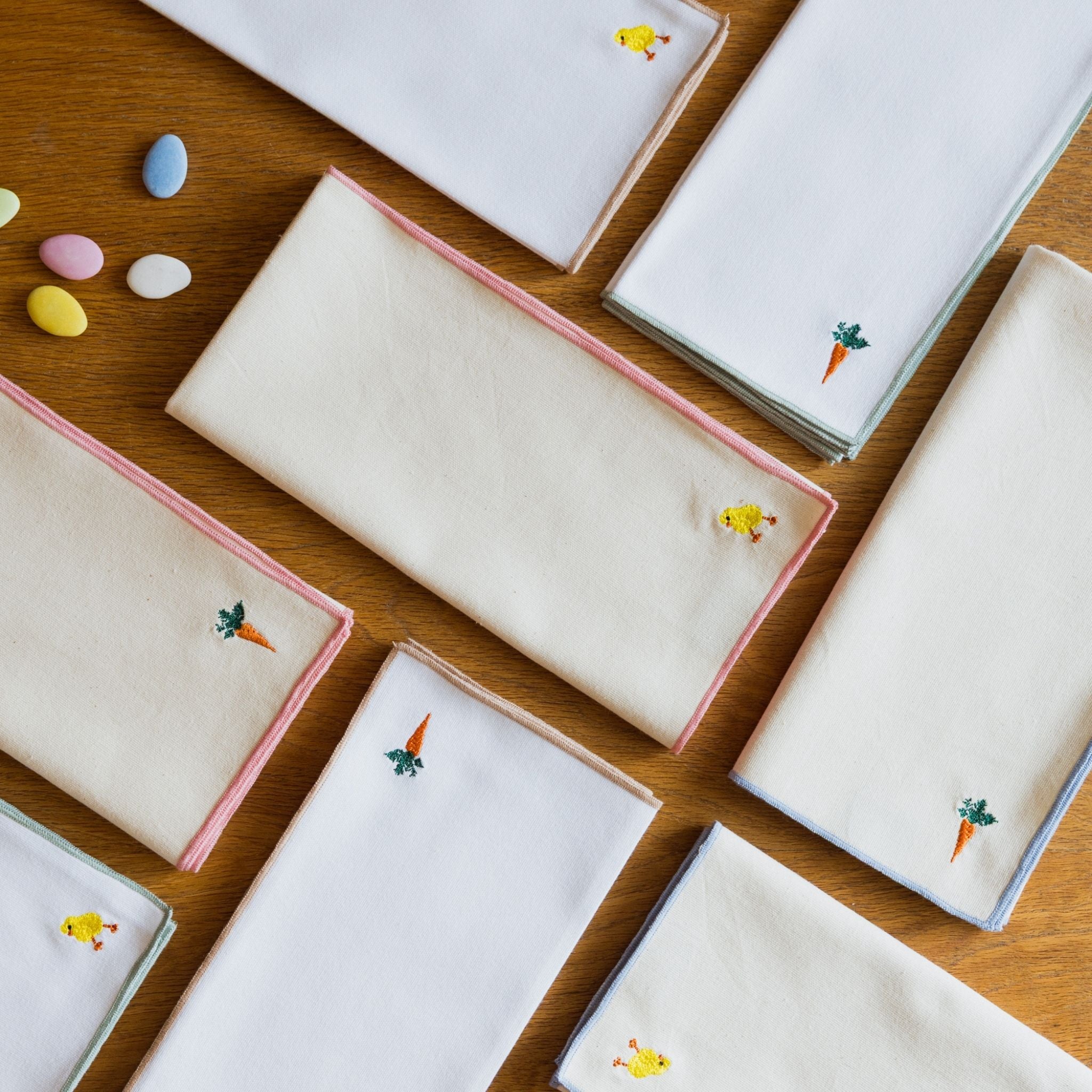 Roupa de mesa Nazaré branca, em algodão, com motivos de Páscoa bordados