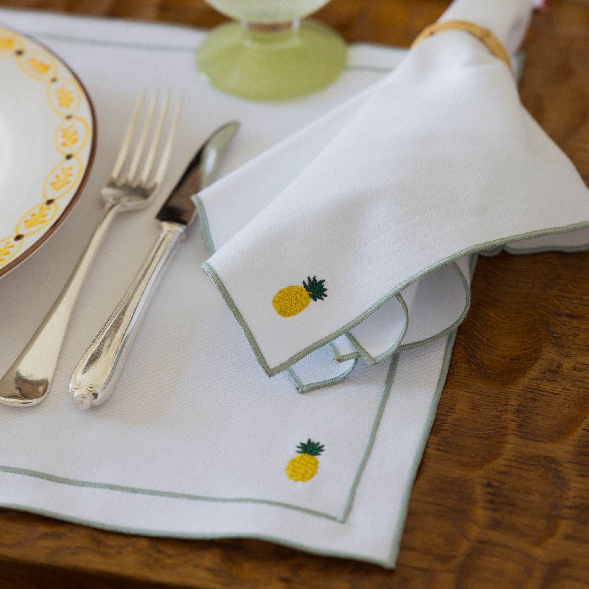 Mantelería Nazaré blanca, en algodón, con frutas bordadas