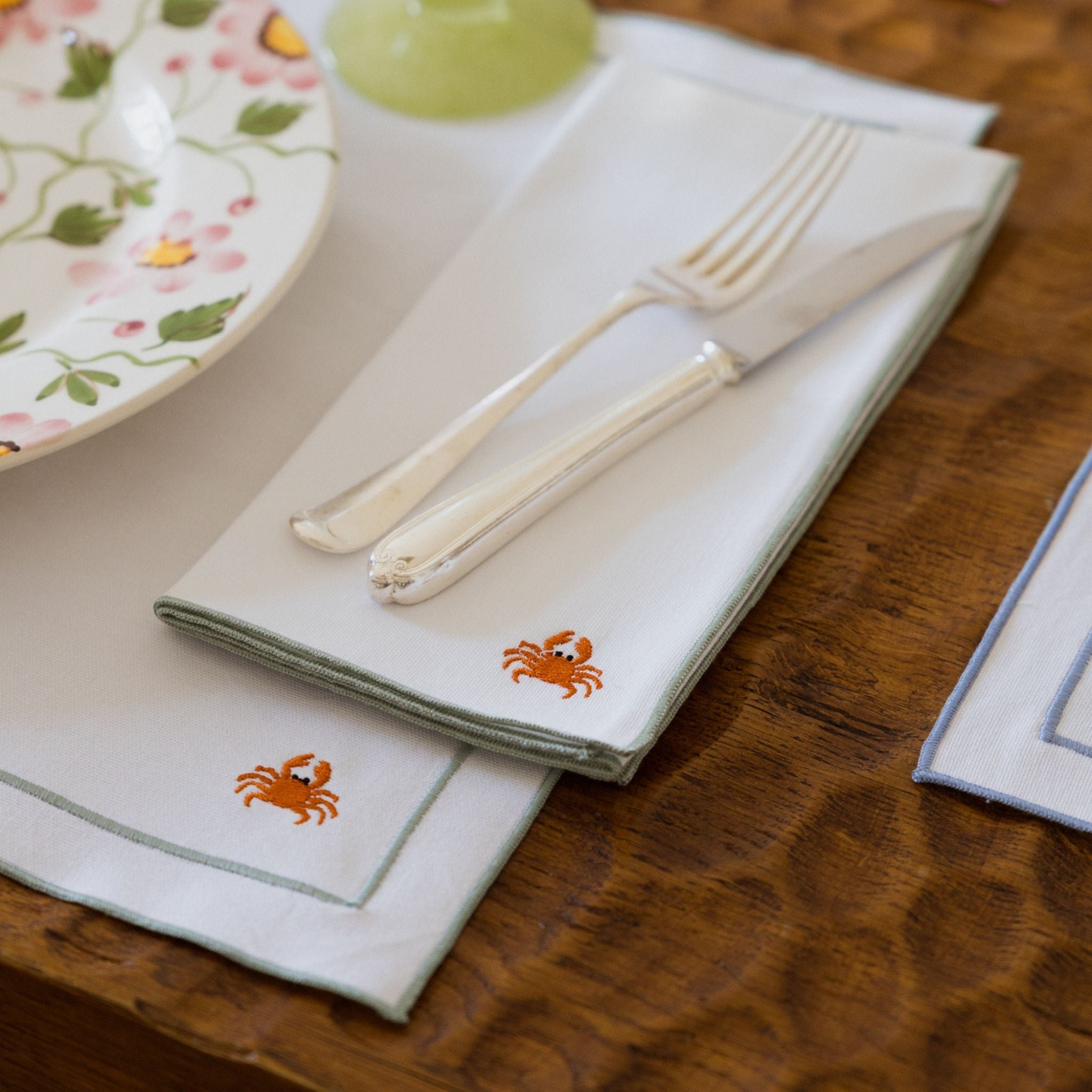 torres-novas-table-nazare-white-green-placemat-embroidery-summer-crab-lifestyle-5.jpg