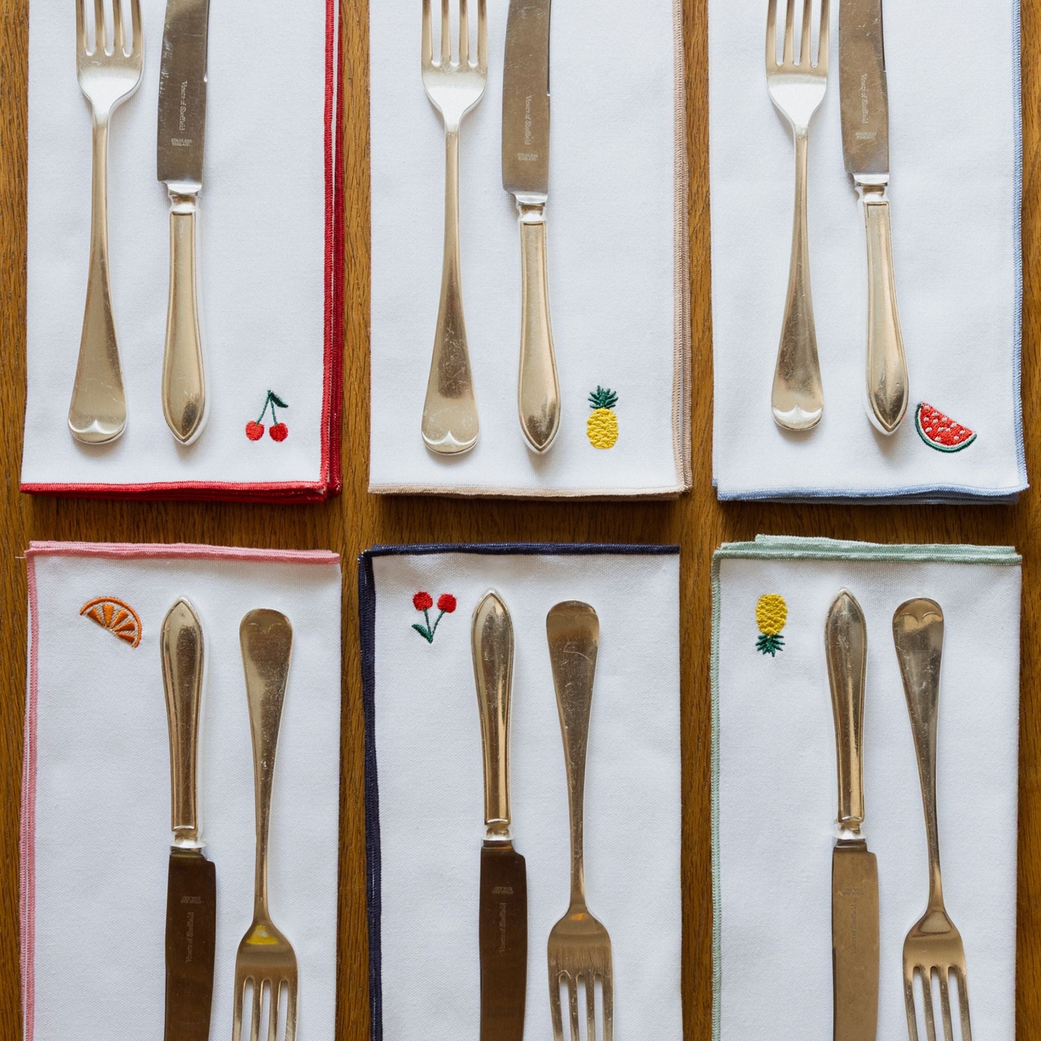 Mantelería Nazaré blanca, en algodón, con frutas bordadas