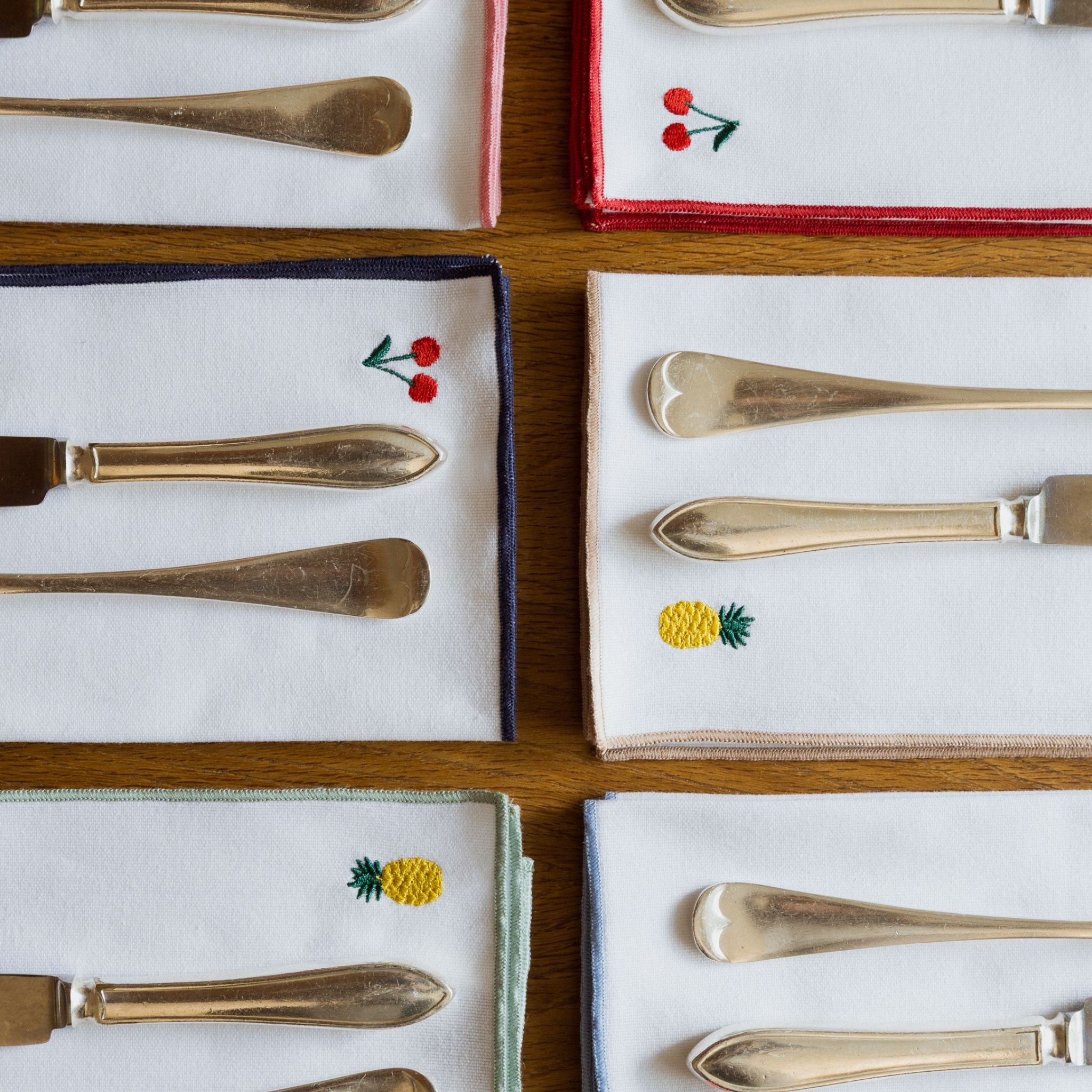 Mantelería Nazaré blanca, en algodón, con frutas bordadas
