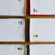 Mantelería Nazaré blanca, en algodón, con frutas bordadas