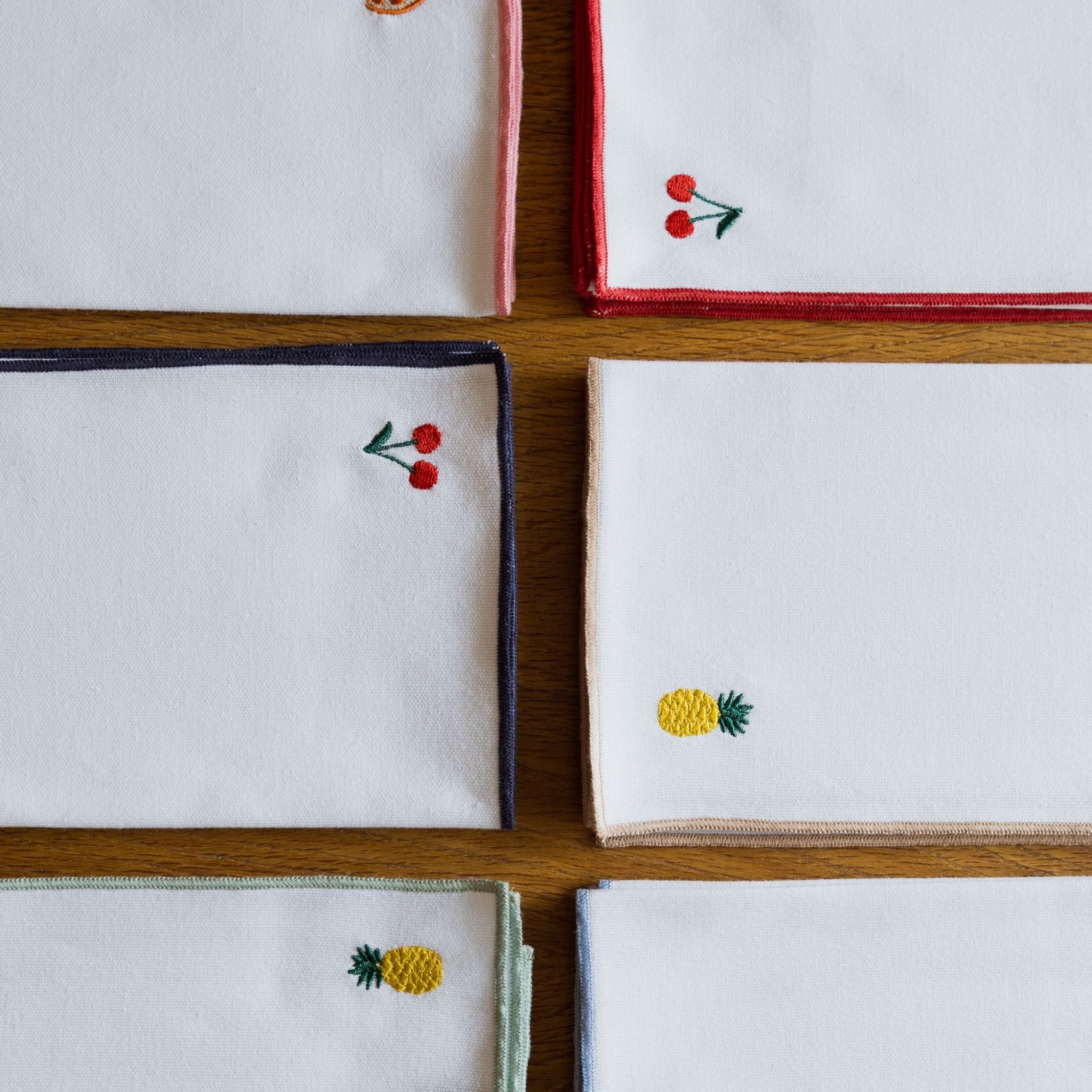 Mantelería Nazaré blanca, en algodón, con frutas bordadas