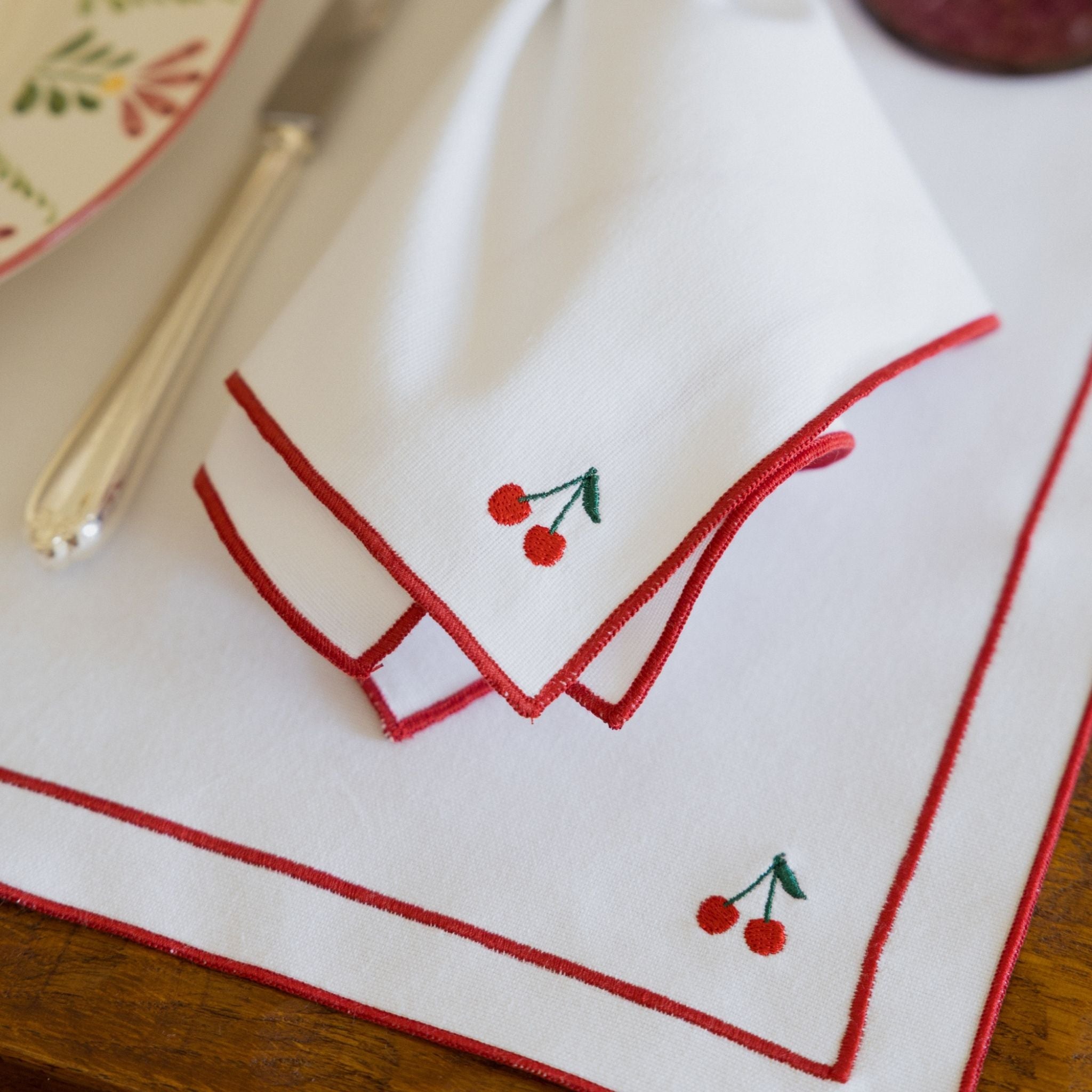 Mantelería Nazaré blanca, en algodón, con frutas bordadas