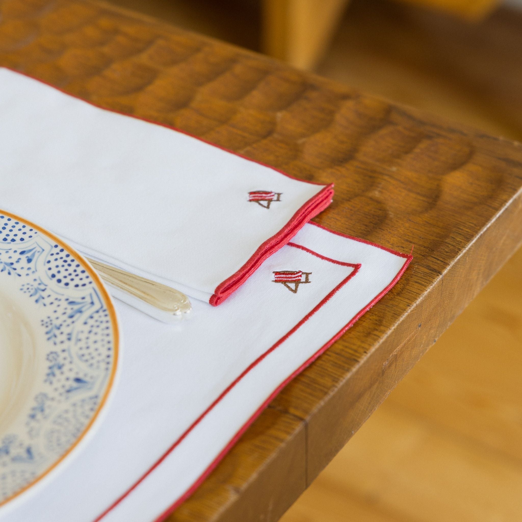 Mantelería Nazaré blanca, en algodón, con motivos de verano bordados